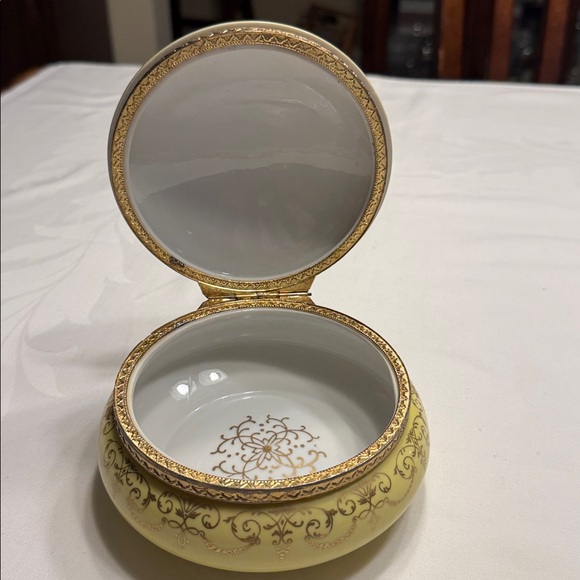 Vtg. Andrea by Sadek hinged round trinket box. 6” Diameter. - Picture 6 of 7